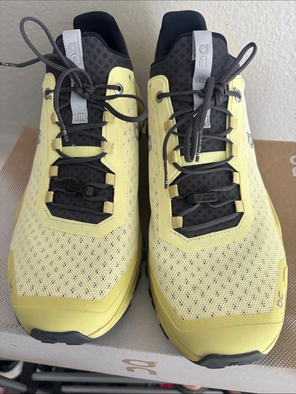 On Running Men’s limelight and Black Trail Running Shoes